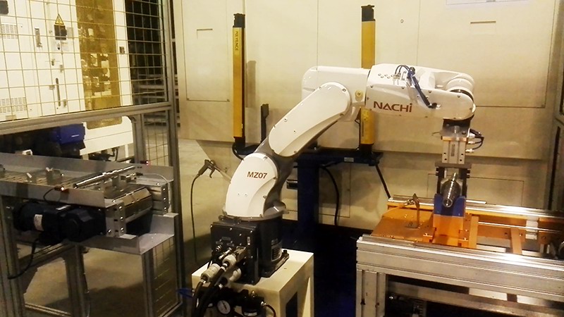 ホブ盤ロボットの自動搬入出