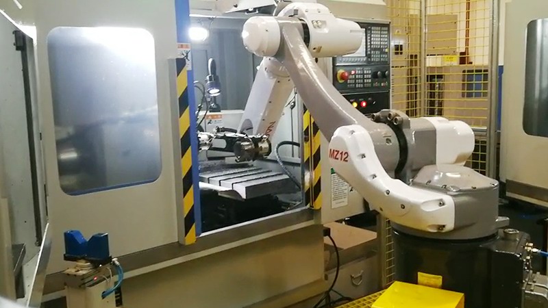 MZ12ロボットCNC旋盤のローディングとアンローディング